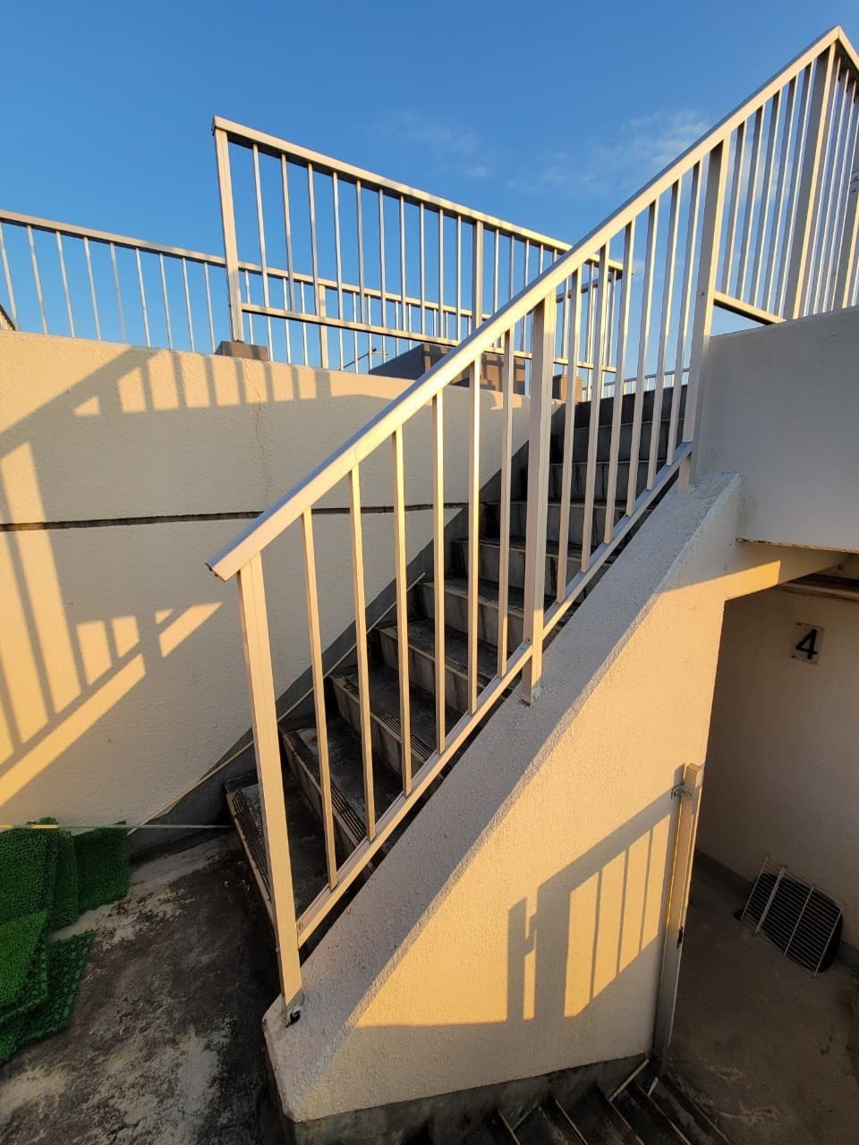 屋上階段手すりの設置 | 名古屋市天白区のエクステリア工事ならイズ美