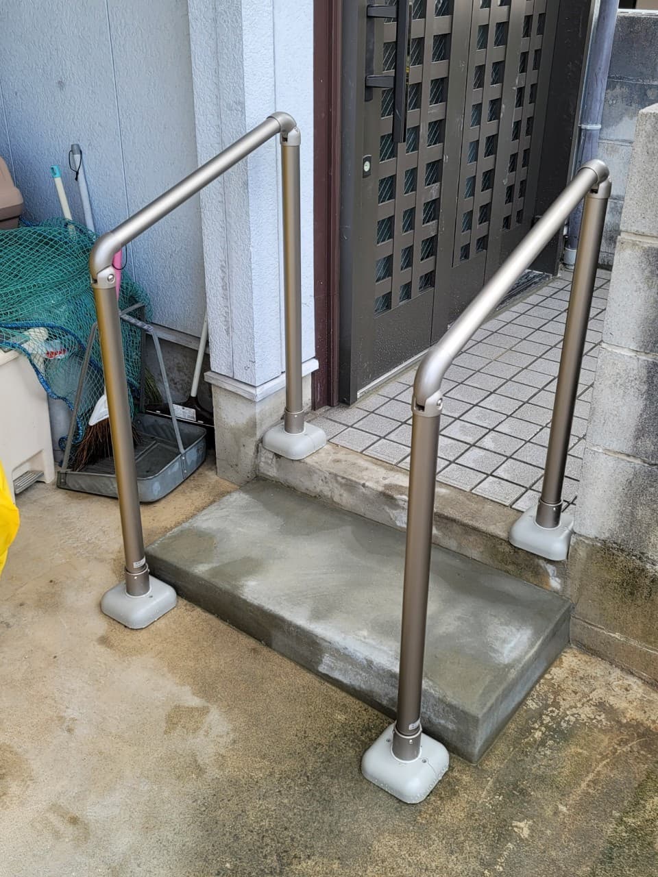 玄関手すり設置 | 名古屋市天白区のエクステリア工事ならイズ美
